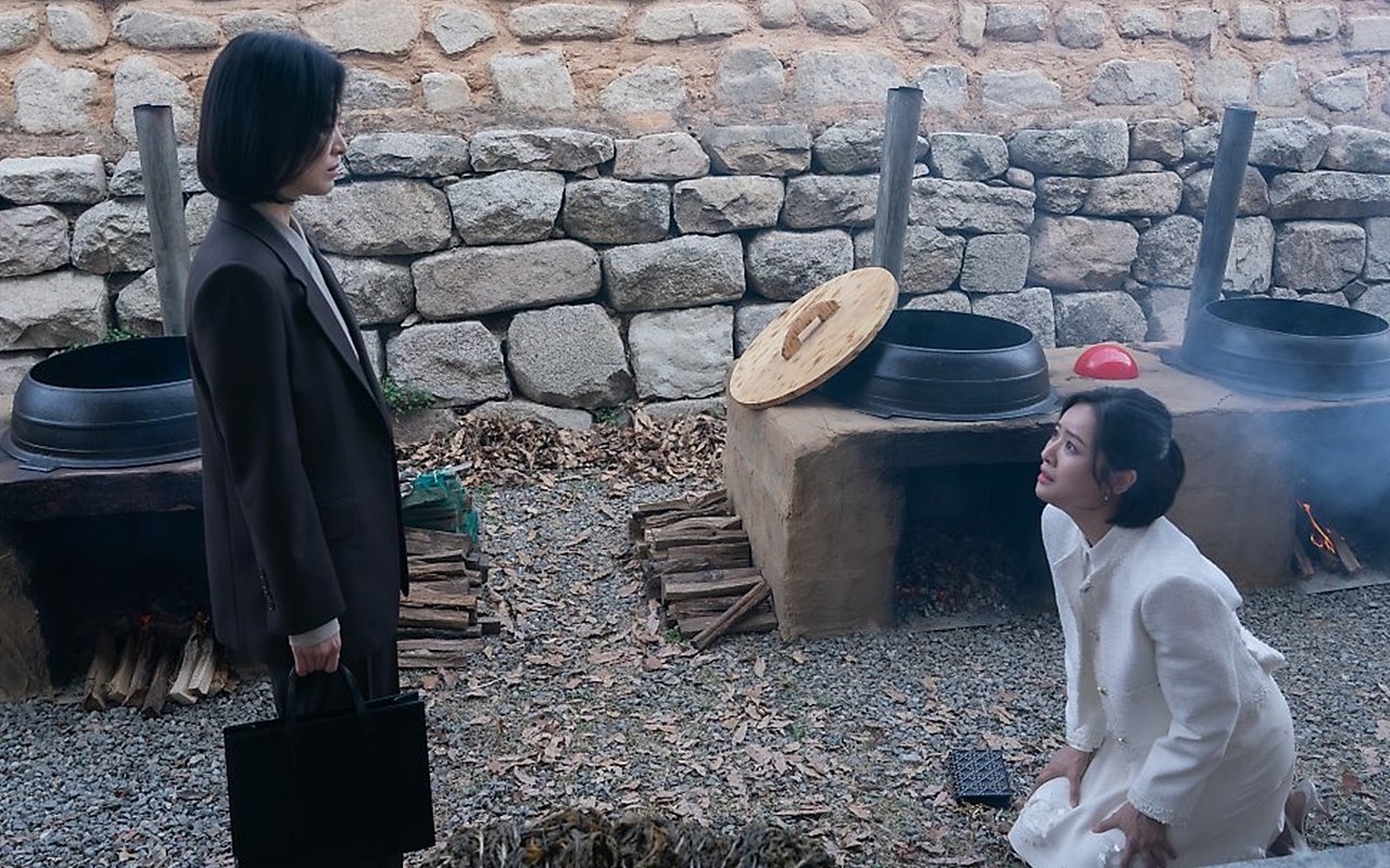 Cha Joo Young Ungkap Sulitnya Syuting Berlutut Pada Song Hye Kyo di 'The Glory'