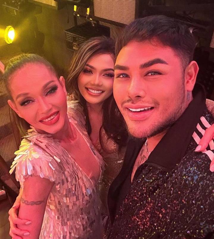 Aksi Panggung dengan Rina Nose 