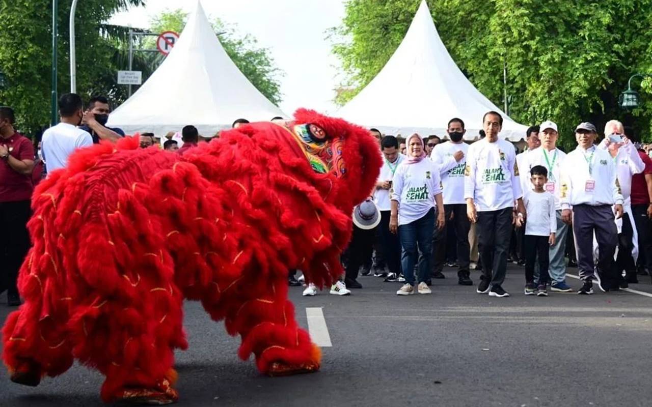 Jan Ethes Ikut Jokowi Jalan Sehat Saat Libur Imlek, Wajah Tampan Bikin Salfok