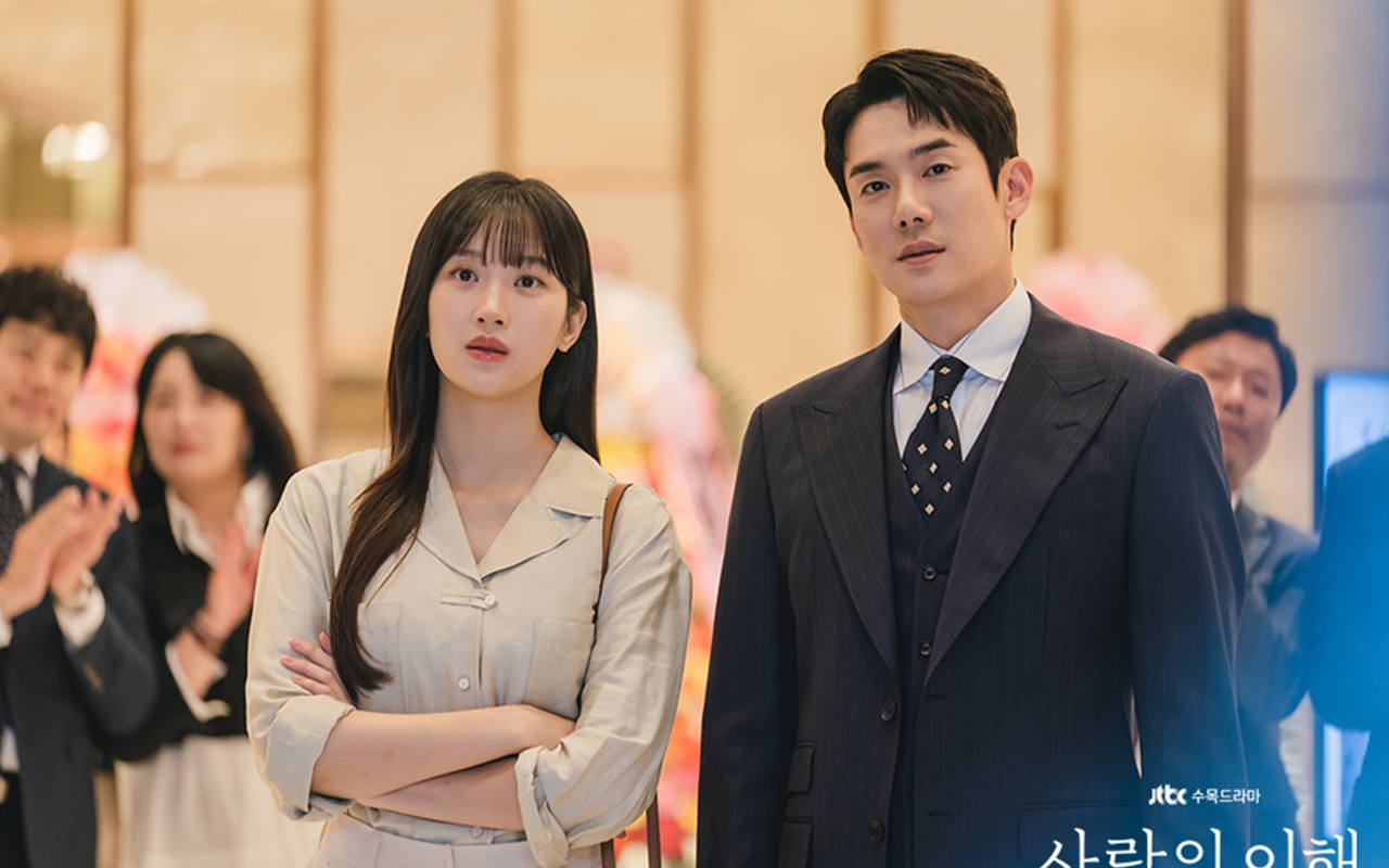 Moon Ga Young & Yoo Yeon Seok Bolak-Balik Syuting Ciuman 'The Interest of Love'