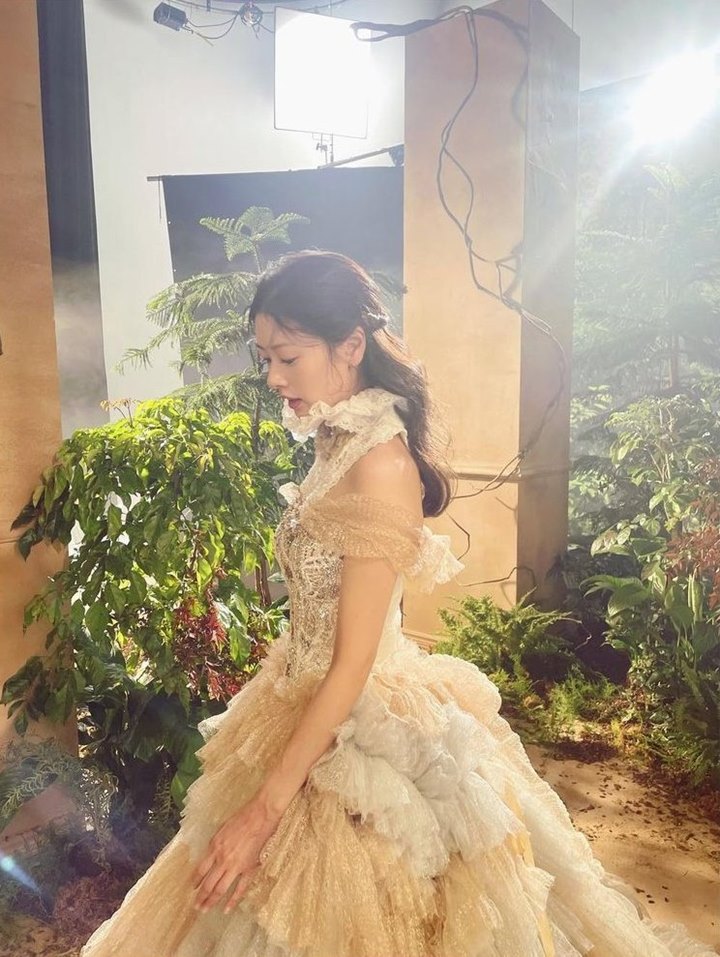 Jung So Min Tampil Ala Bangsawan Eropa, Siap Mulai Awal Baru di Panggung Teater
