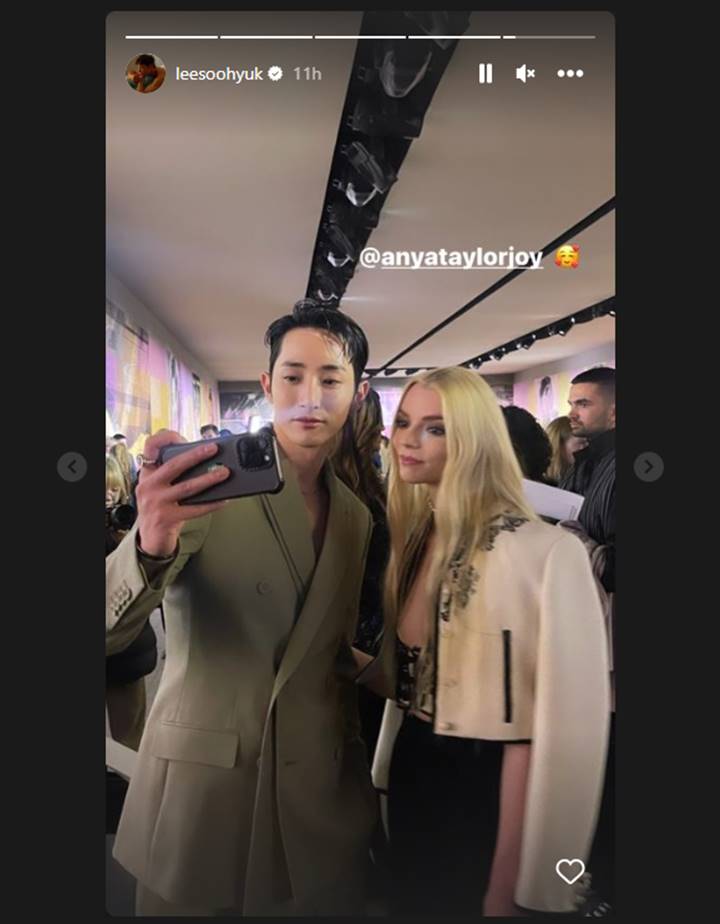 Lee Soo Hyuk Pose Bareng Anya Taylor-Joy di PFW 2023, Auto Ditagih Foto Lain