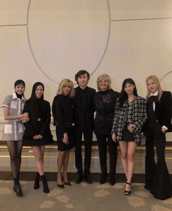 BLACKPINK Foto Bareng Ibu Negara Prancis, Style Rose Paling Beda