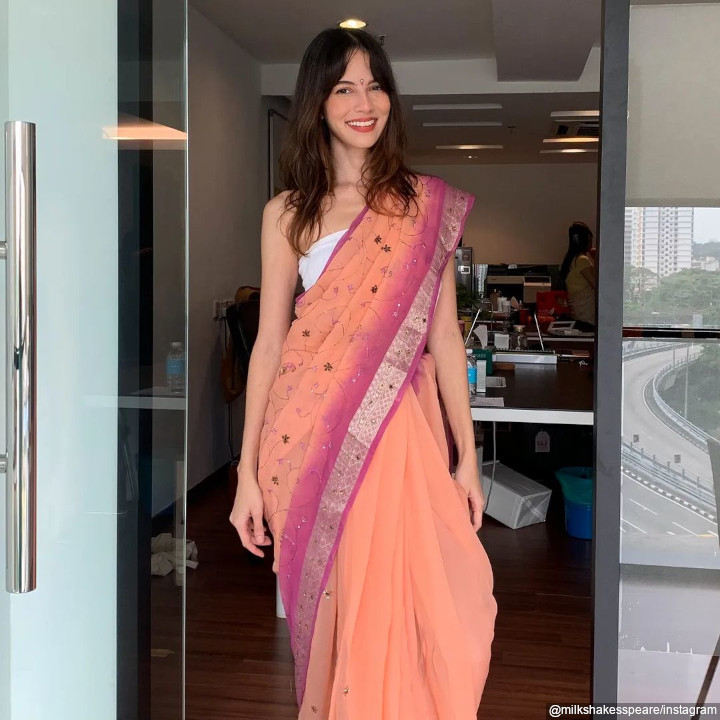 Visual On Point Dengan Baju Sari