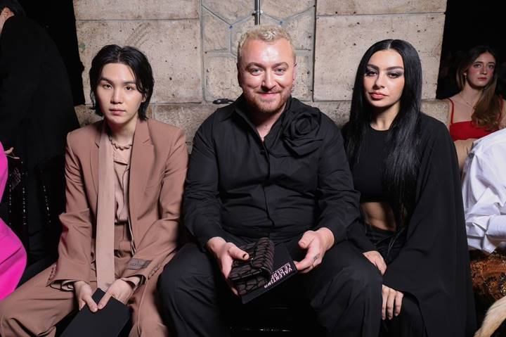 Suga BTS Jejer Sam Smith di PFW 2023, Tinggi Badan Bikin Salfok