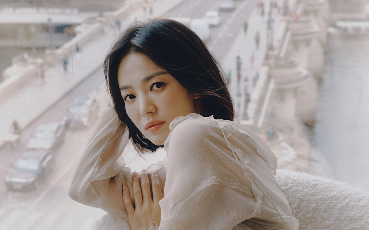 Foto-Foto SMP Song Hye Kyo Berambut Pendek Dengan Style Y2K Bikin Takjub