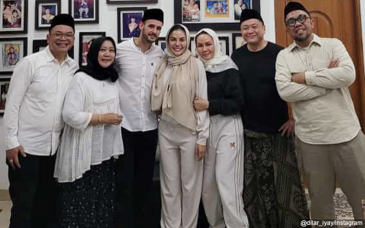 Nikita Mirzani Cantik Berkerudung Temani Kekasih Bule Pindah Agama Islam