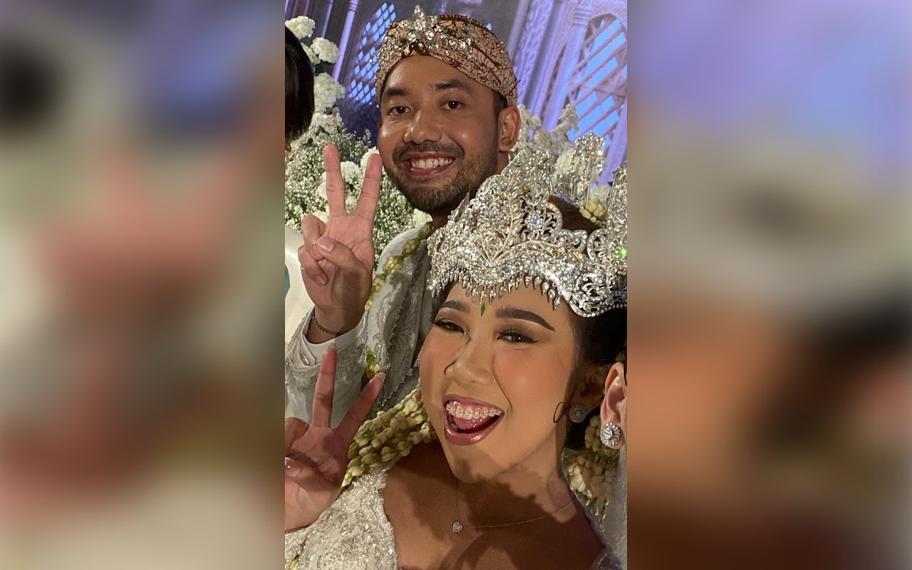 Cincin Nikah Suami Kiky Saputri Tak Muat Hingga Dipasangkan ke Jari Kelingking