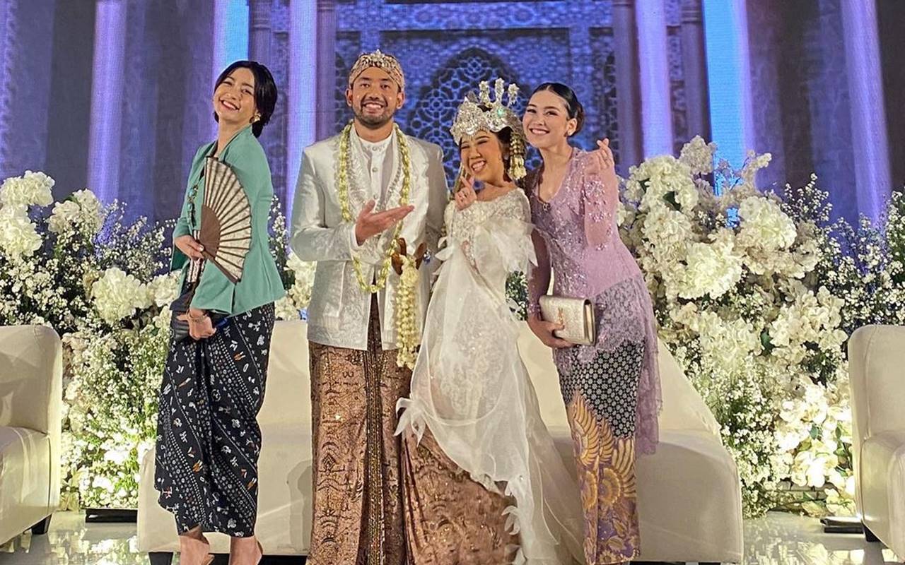 Kebaya Ayu Ting Ting dan Hesti Purwadinata Curi Perhatian Saat Jadi Tamu Nikahan Kiky Saputri