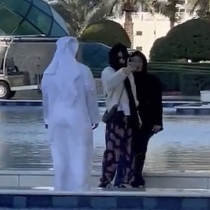 Style Jennie BLACKPINK Kunjungi Masjid Dubai Jadi Perbincangan