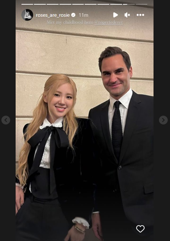 Rose BLACKPINK Ketemu Pahlawan Masa Kecil, Pamer Foto Bareng