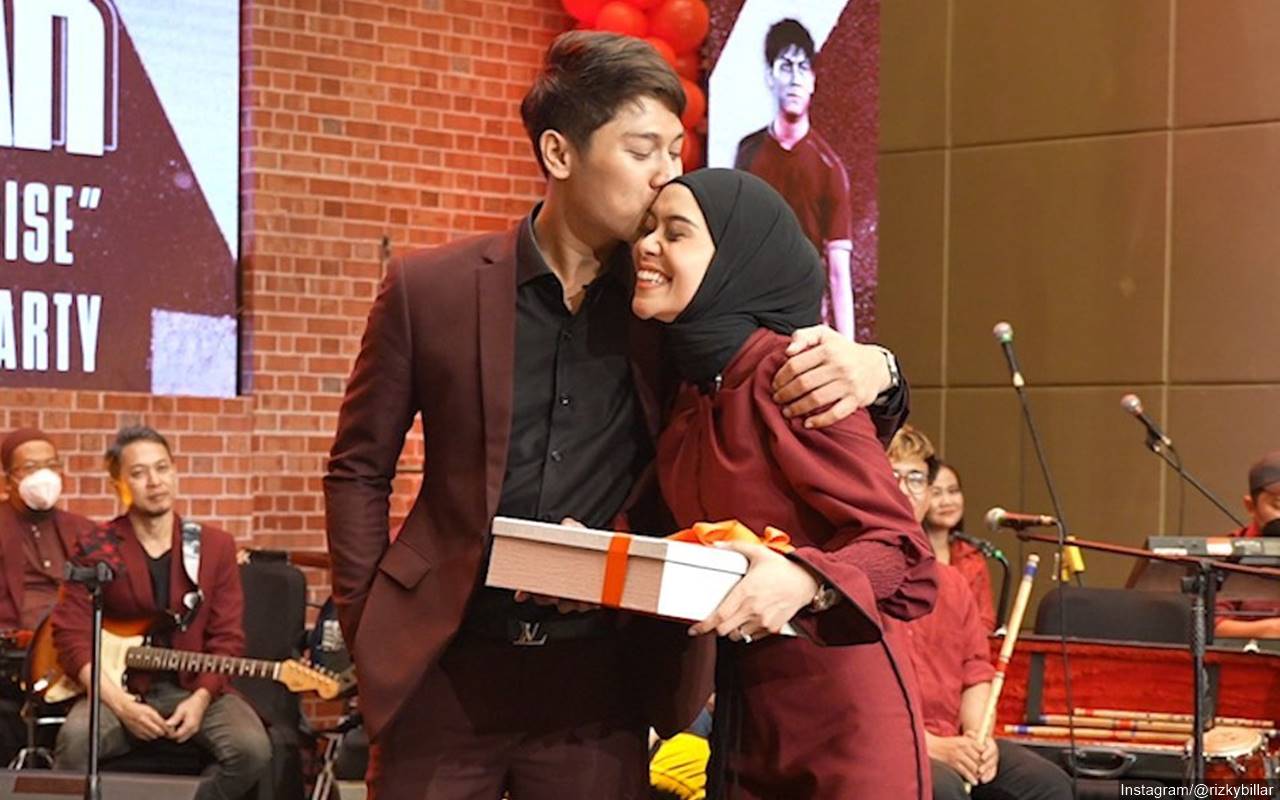 Rizky Billar Reflek Cium Lesti Kejora Kala Selebrasi Main Bola Sukses Bikin Baper