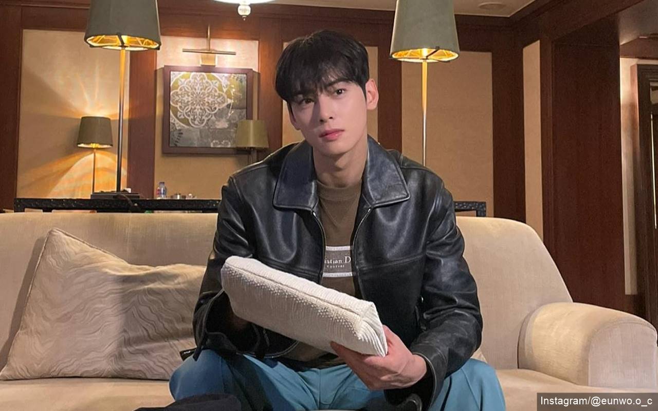 Cha Eun Woo ASTRO Peluk Model Cantik di Iklan Perhiasan Mewah