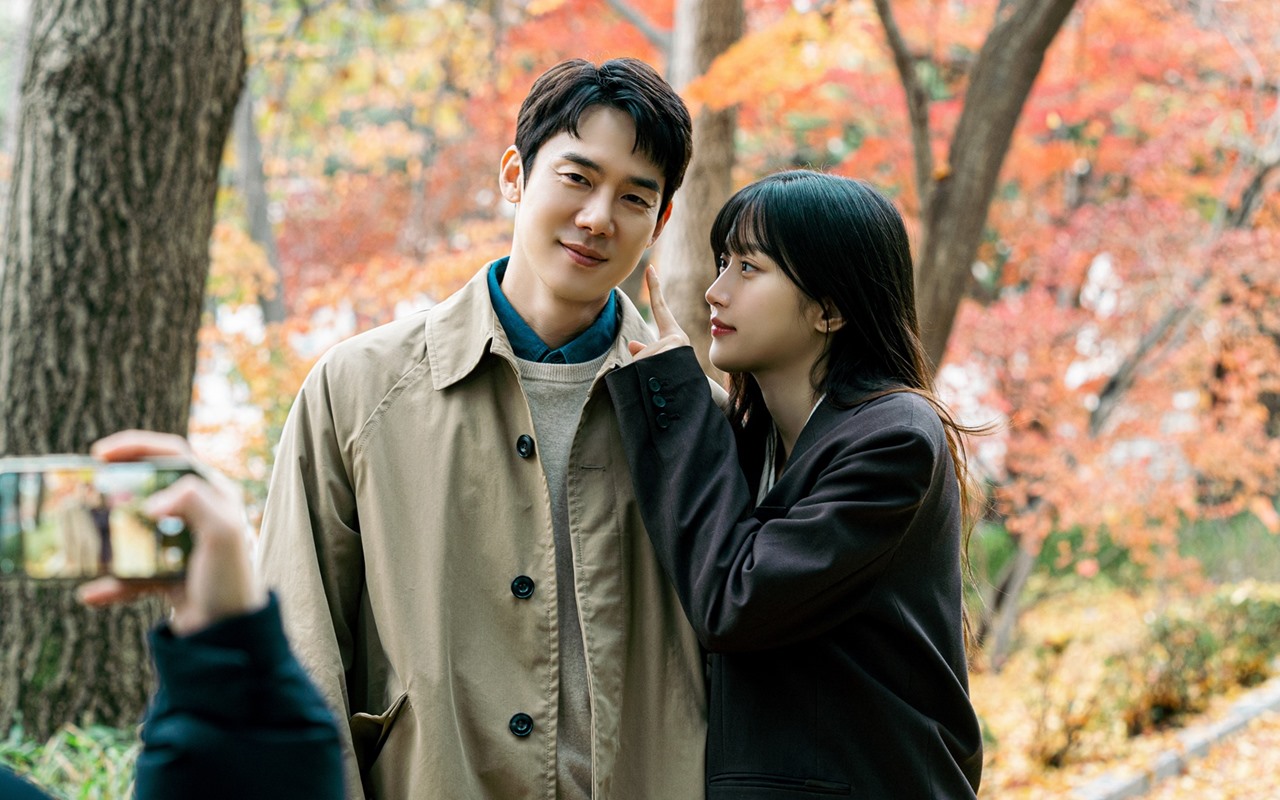 Yoo Yeon Seok Khawatirkan Kondisi Moon Ga Young di Lokasi 'The Interest of Love'