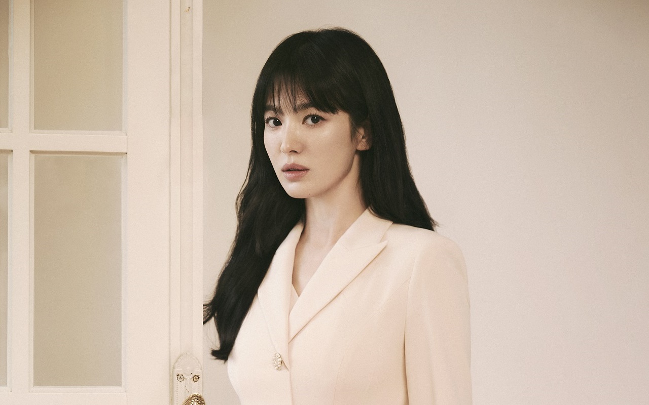 Song Hye Kyo Pamer Dirangkul Pria Misterius di Paris