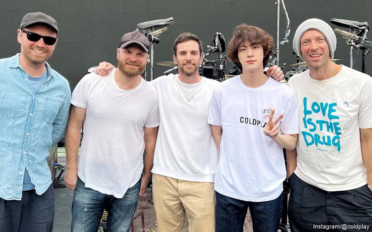 Jin BTS Alami Momen Lucu Saat Ajari Coldplay Caranya Aegyo di Vlog Terbaru