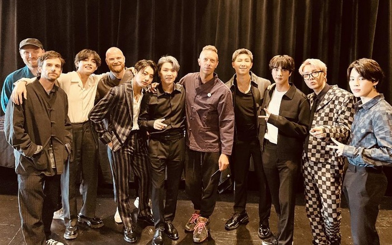 Chris Martin Dianggap 'Bawa' BTS ke Acara Grammy Awards Lewat Busana Kasualnya