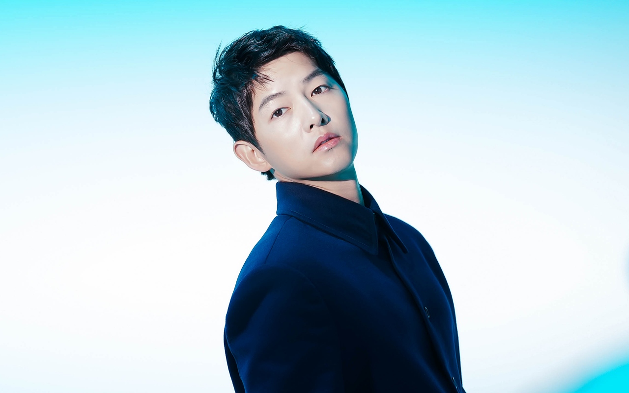 Song Joong Ki Ceria Bareng Cewek-Cewek di Potret Perdana Usai Menikah