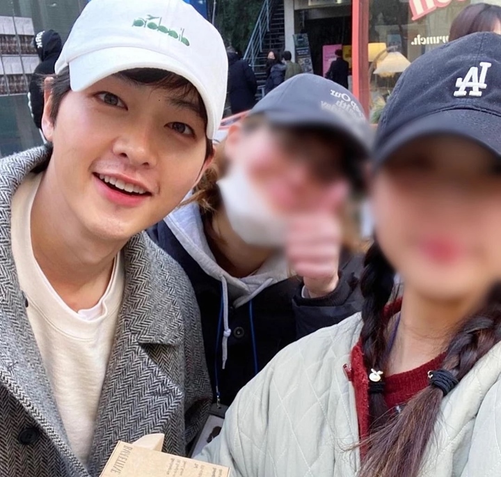 Song Joong Ki Ceria Bareng Cewek-Cewek di Potret Perdana Usai Menikah