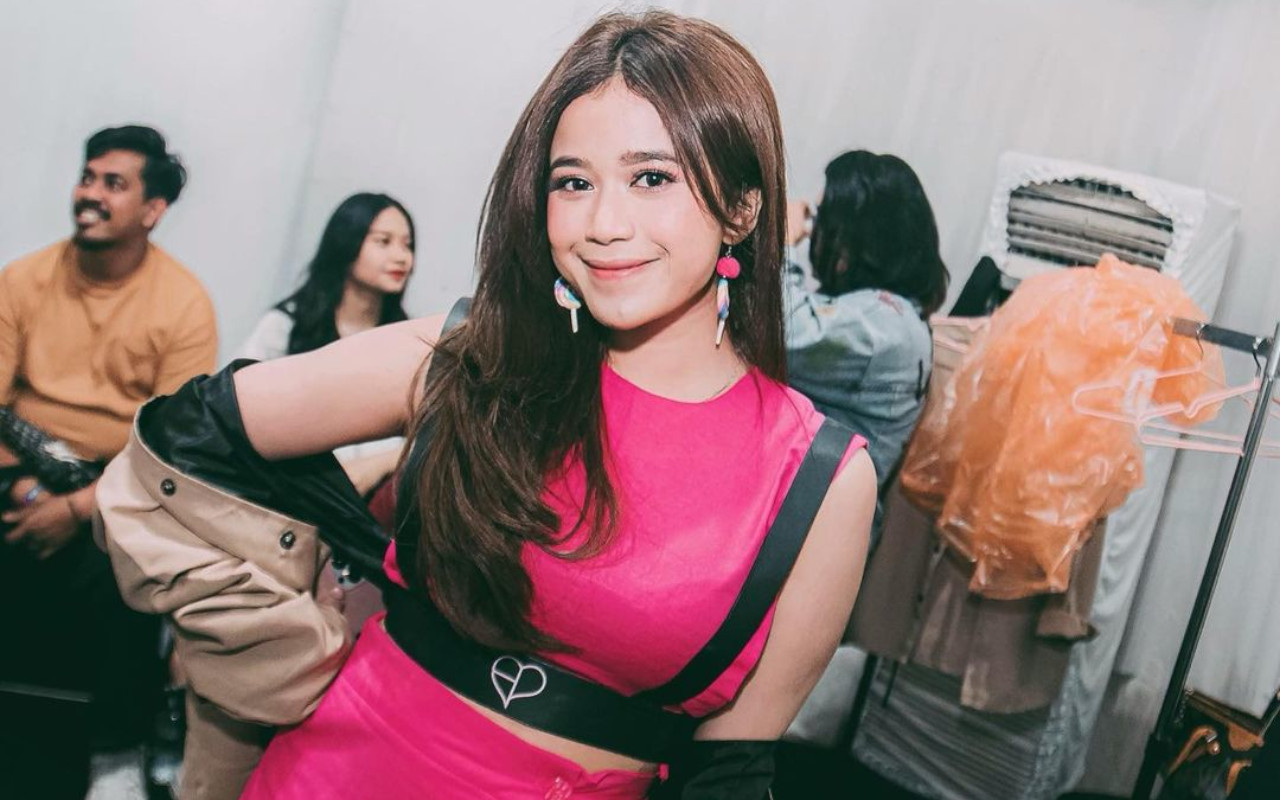 Pacar Brisia Jodie Buka Suara Usai Profesinya Dipertanyakan Gegara Rajin Temani Syuting