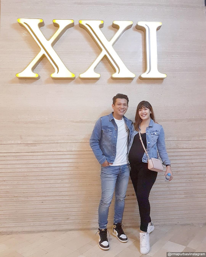 Pakai Outfit Match Saat Nonton