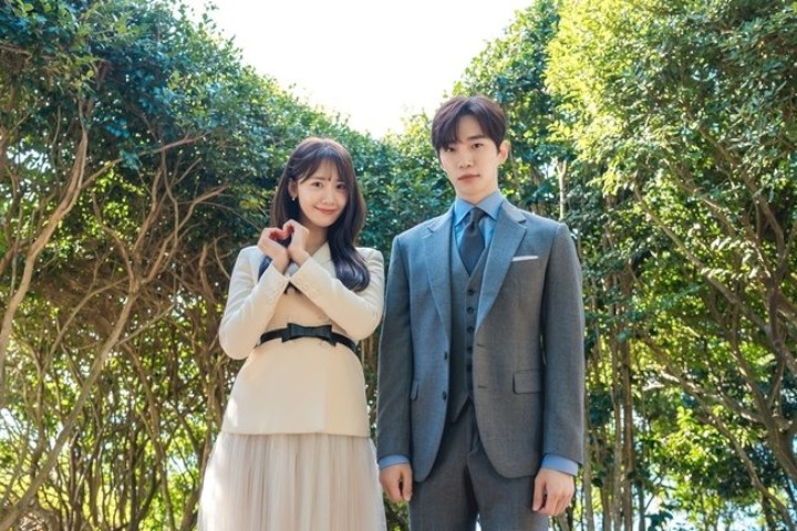 YoonA SNSD & Junho 2PM Dikira Pacaran, \'King The Land\' Bagikan Hadiah Valentine Spesial