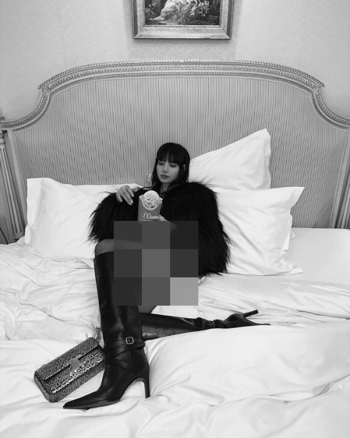 Foto Seksi Lisa BLACKPINK Pakai Boots dan Stoking di Kasur Bikin Netizen Takjub Foto Seksi Lisa BLACKPINK Pakai Boots dan Stoking di Kasur Bikin Netizen Takjub