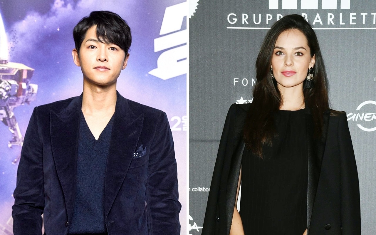 Gestur Mesra Song Joong Ki di Pinggang Katy Louise Saunders Curi Perhatian