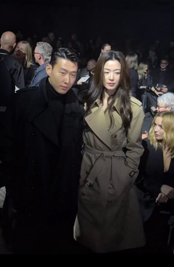 Ketemu di Event Burberry, Lucunya Jun Ji Hyun Minta Tanda Tangan ke Son Heung Min