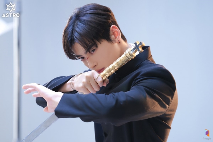 Cha Eunwoo ASTRO Sakit Hati Lihat \'Island\' Tuai Banyak Komentar Buruk