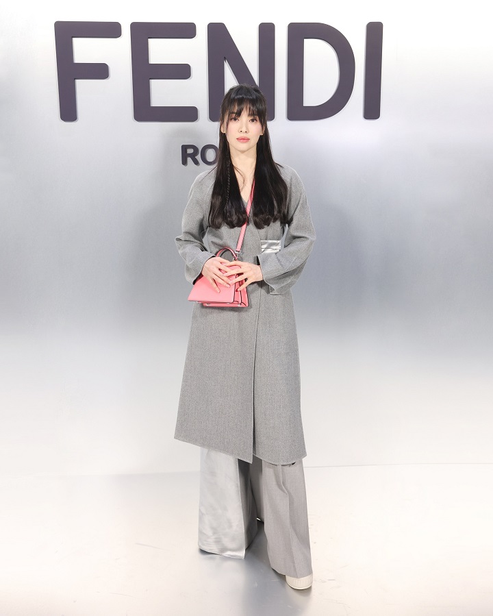 Song Hye Kyo Tampil Kalem dengan Outfit Abu-abu