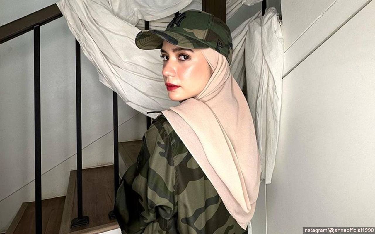 Putri Anne Amuk Cewek-cewek yang Nongkrong Depan Rumahnya Hingga Sebar Fotonya Tak Pakai Hijab