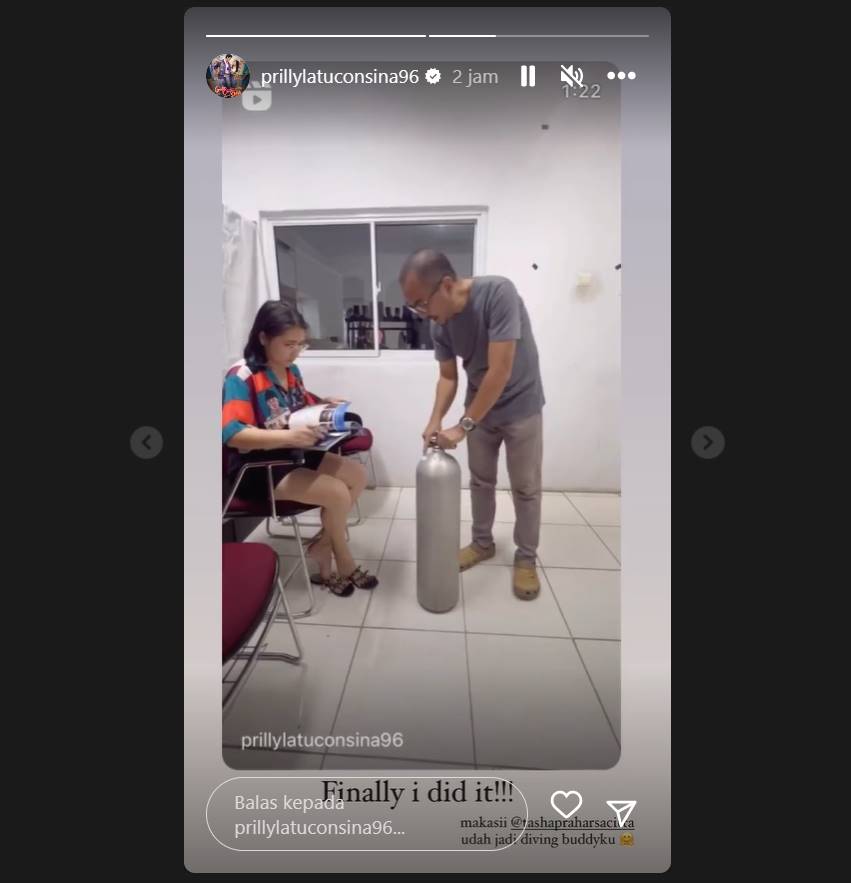Prilly Latuconsina mengungkapkan rasa bangga karena sudah mendapatkan lisensi diving