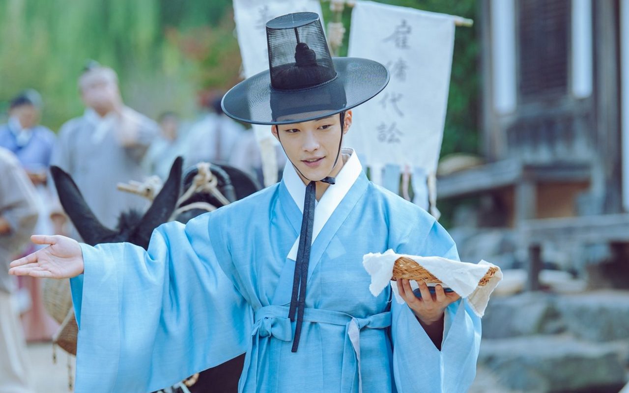 Woo Do Hwan Tampil Memikat Jadi Pengacara Jaman Kerajaan di Poster 'Joseon Attorney'