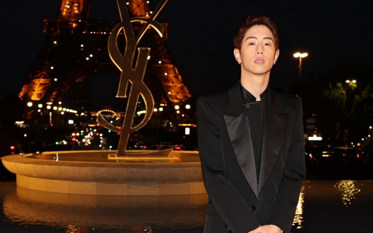 Tampil Memikat, Mark GOT7 Pamer Dada Bidang dengan Busana V Neck di Paris Fashion Week