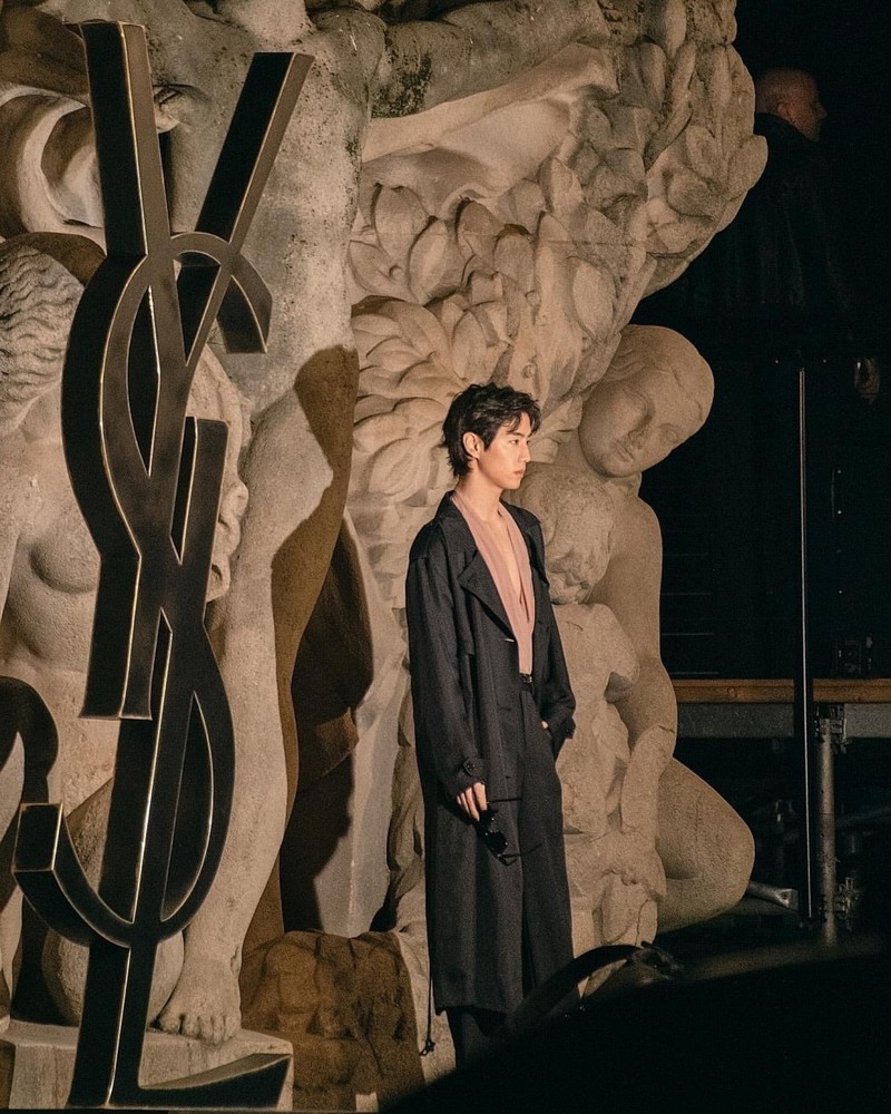 Tampil Memikat, Mark GOT7 Pamer Dada Bidang dengan Busana V Neck di Paris Fashion Week