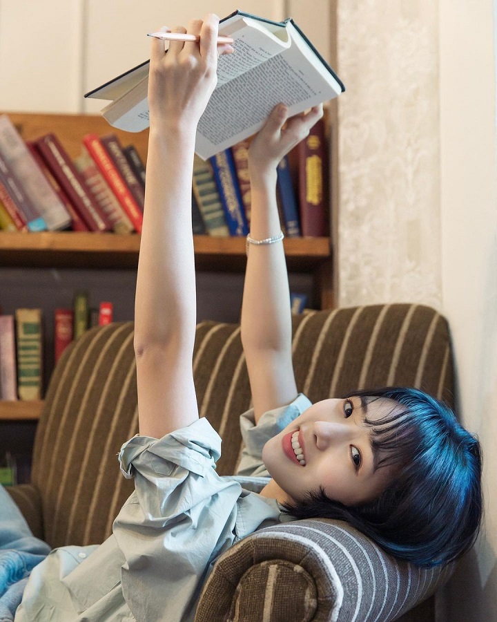 Pose Cheerful Saat Baca Buku