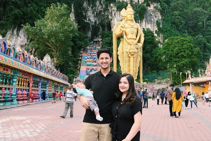 Senantiasa Gendong Saat Jalan-jalan