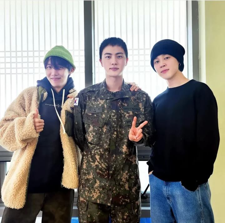 Jin BTS Dikunjungi J-Hope dan Jimin di Kamp Militer, Disebut Tentara Paling Ganteng