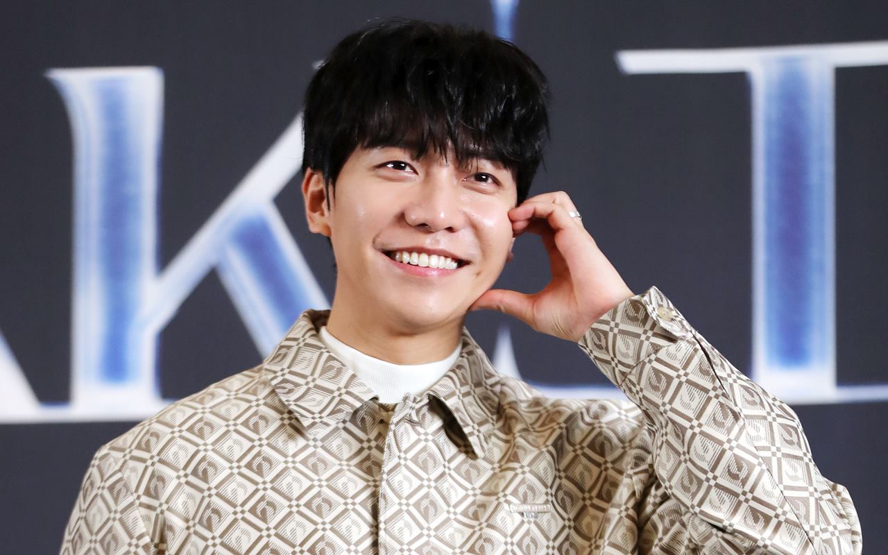 Lee Seung Gi Bahas Reaksi Orang-orang Saat Ia Naik Pesawat Kelas Ekonomi