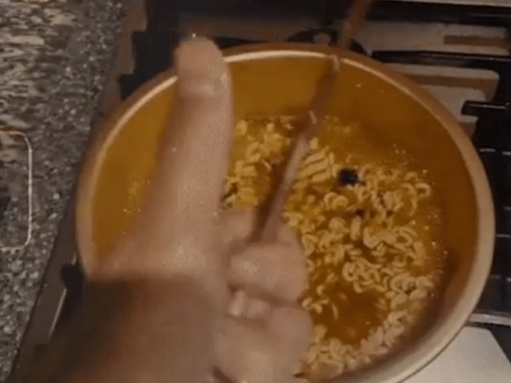 V BTS Masak Kimchi Kedaluwarsa Picu Perdebatan