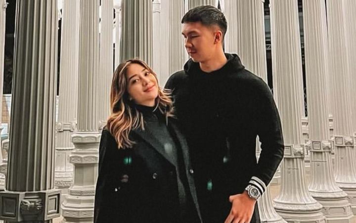 Kaki Ameena di Foto Keluarga Bikin Salfok, Tinggi Badan Erina Gudono Disorot - Topik Pagi