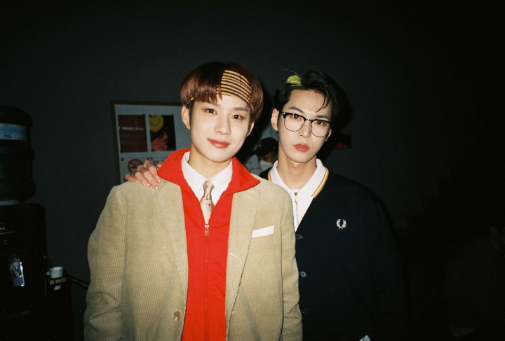 Aksi Gemes Doyoung Cium Tangan Jungwoo NCT