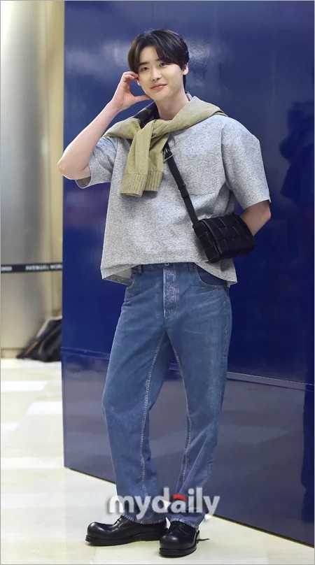 Lee Jong Suk Tampil Kece Pakai Tas Couple dengan IU yang Harganya Capai Puluhan Juta