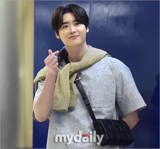 Lee Jong Suk Tampil Kece Pakai Tas Couple dengan IU yang Harganya Capai Puluhan Juta