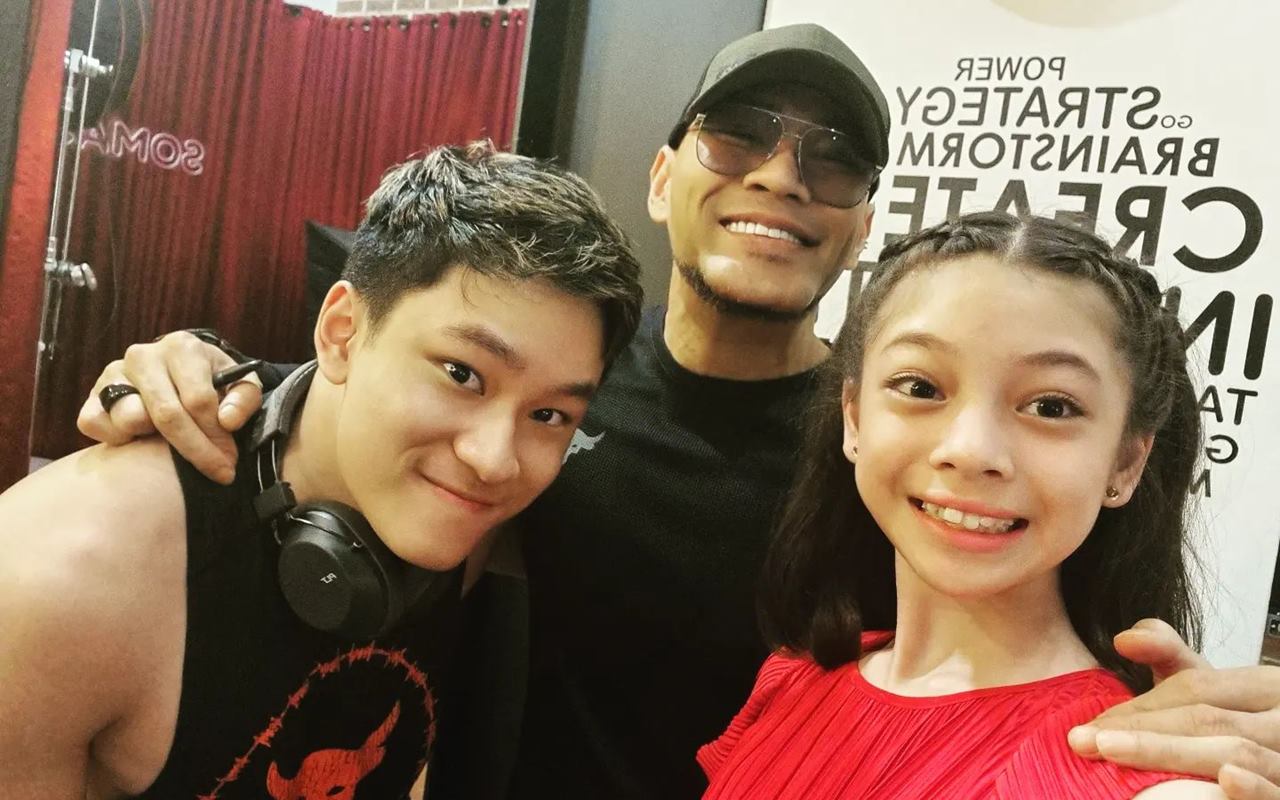 Azka Putra Deddy Corbuzier Pimpin Latihan Yel-Yel, Aksi Nada Tarina Jadi Tentara Kiyowo Abis