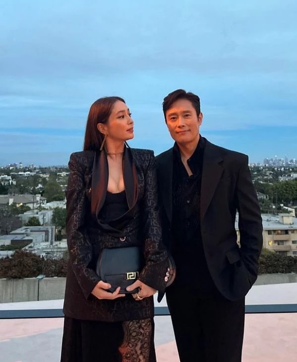 Lee Byung Hun dan Sang Istri Lee Min Jung Tampil Serasi di Peragaan Busana Versace