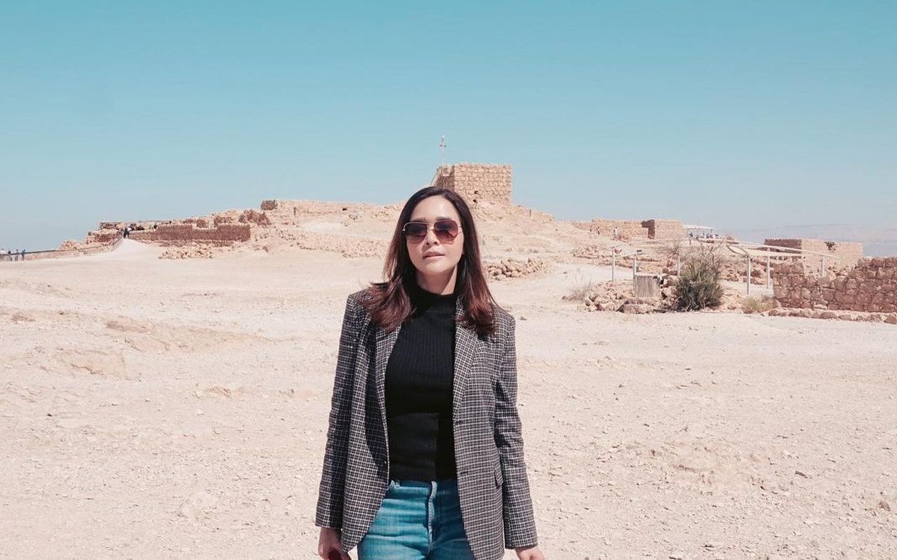 Kondangan di Jerusalem, Maia Estianty Tampil Beda dengan Busana Mengkilap Sukses Bikin Pangling