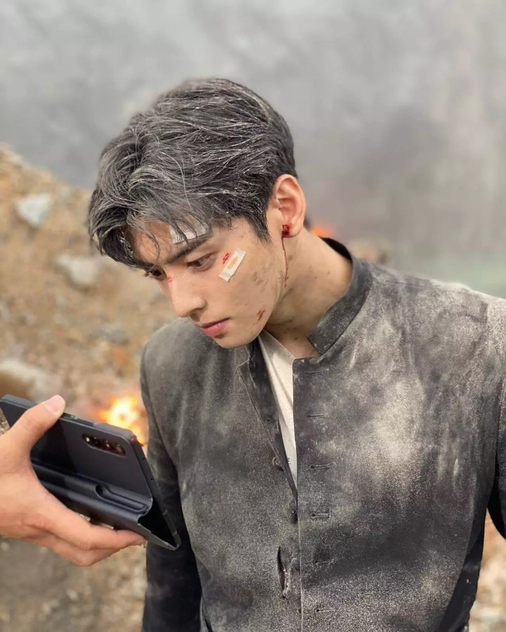 Foto Cha Eunwoo ASTRO yang Ganteng Meski Lusuh Viral, Disebut Warisan Budaya