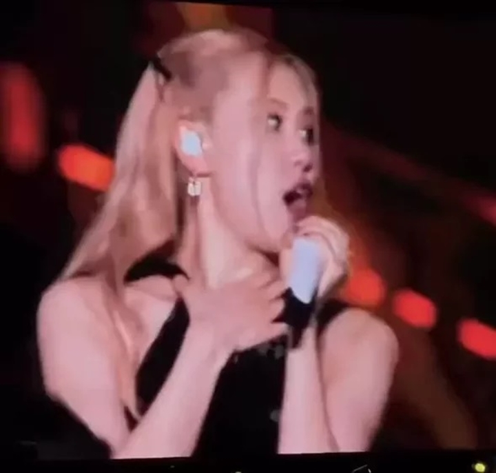 Insiden Dress Lepas Rose BLACKPINK di Konser \'BORN PINK\' Jakarta Jadi Perhatian Netizen Insiden Dress Lepas Rose BLACKPINK di Konser \'BORN PINK\' Jakarta Jadi Perhatian Netizen